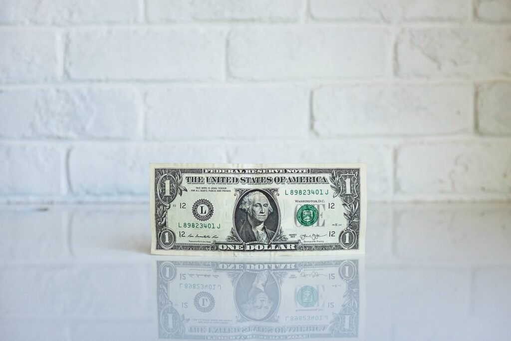 Ein-Dollar-Schein zum Kauf einer Unterschrankbeleuchtung