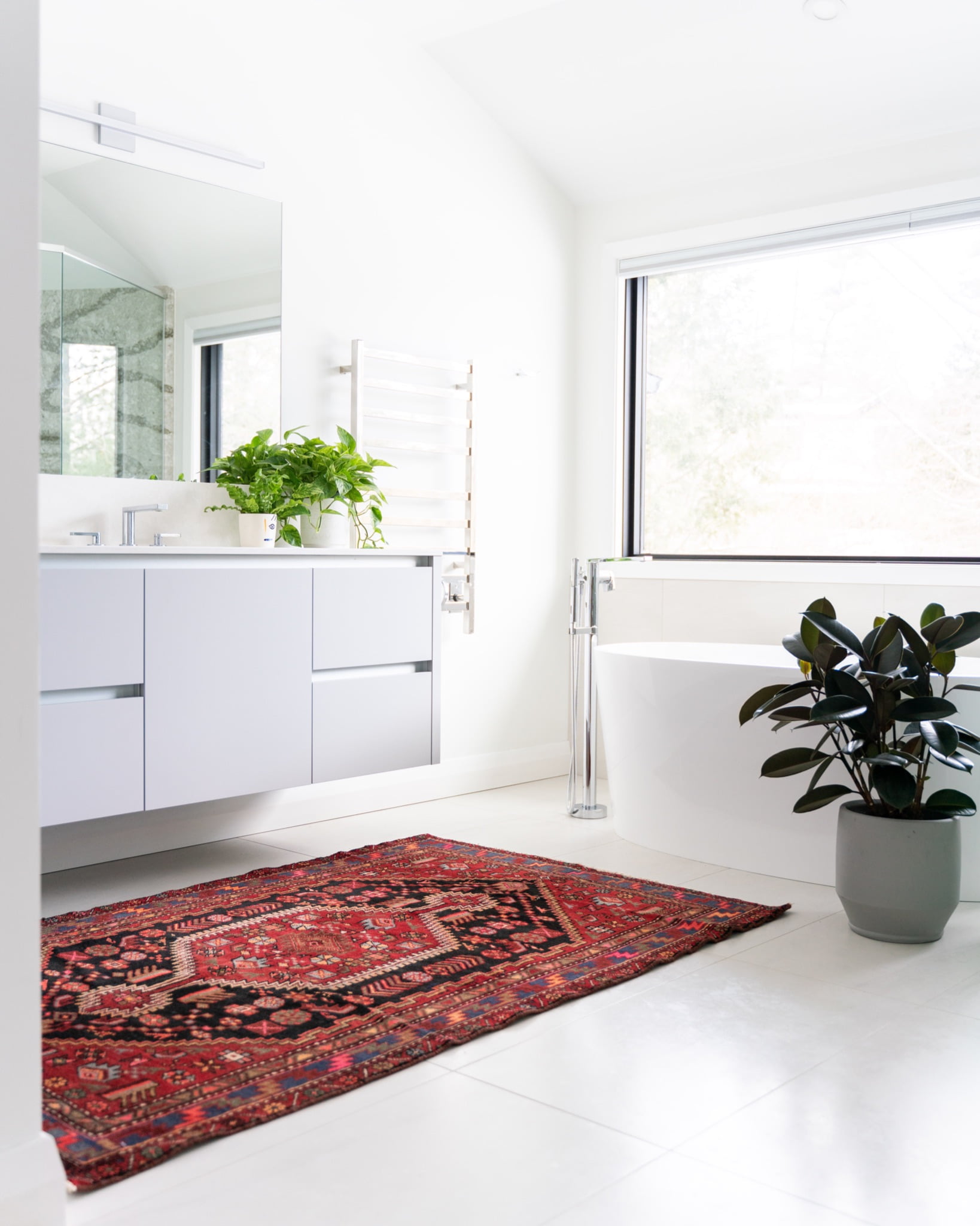 putting red rug in bathroom as one of simple design ideas 